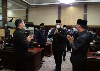 Wakil Bupati Muba Beni Hernedi usai menghadiri rapat paripurna dengan agenda pemandangan umum fraksi-fraksi DPRD Muba terhadap Nota Keuangan Rancangan APBD Muba TA 2021, Senin (12/10). (fornews.co/humas pemkab muba)