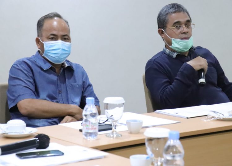 Ketua Pansel JPTP Kabupaten Muba Prof. Zainuddin Nawawi bersama Sekda Muba Apriyadi saat mengumumkan nama-nama peserta Pengisian JPTP Pemkab Muba yang lolos seleksi administrasi, Senin malam (13/10). (fornews.co/humas pemkab muba)