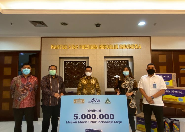 Kepala Staf Kepresidenan Moeldoko saat menerima donasi lima juta masker dari Aice yang bermitra dengan PP GP Ansor di Gedung Bina Graha, Jakarta (14/10). (fornews.co/humas ksp)