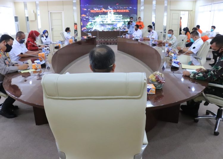 Suasan Rapat Teknis Perkembangan Pandemi Covid-19 di Kabupaten Muba yang digelar di Ruang Rapat Serasan Sekate, Kamis (15/10). (fornews.co/humas pemkab muba)