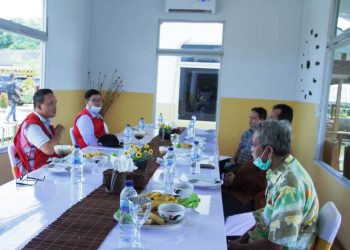 Wakil Bupati Muba Beni Hernedi saat bertemu dengan Wakil Bupati Muaro Jambi Bambang Bayu Suseno di Sebapo, Mestong, Muaro Jambi, Kamis (15/10). (fornews.co/humas pemkab muba)