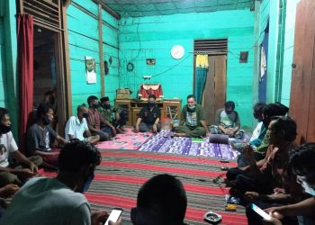 Wakil Bupati Musi Banyuasin Beni Hernedi saat berdialog dengan kelompok Suku Anak Dalam di Dusun V Desa Muara Medak, Kecamatan Bayung Lencir, Kamis (15/10). (fornews.co/humas pemkab muba)