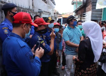 Wawako Palembang Fitrianti Agustinda mendengarkan penjelasan dari petugas Dinas Pemadam Kebakaran dan Penanggulangan Bencana (DKPB) Palembang saat meninjau lokasi kabakaran di Kelurahan 5 Ulu, Sabtu (17/10). (fornews.co/ist)