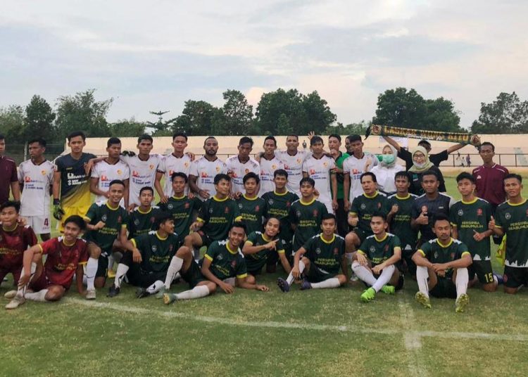 Tim Sriwijaya FC berfoto dengan tim Persipra Prabumulih usai laga persahabatan di Stadion Talang Jimar, Kota Prabumulih, Sabtu (17/10). (fornews.co/media officer sriwijaya fc)