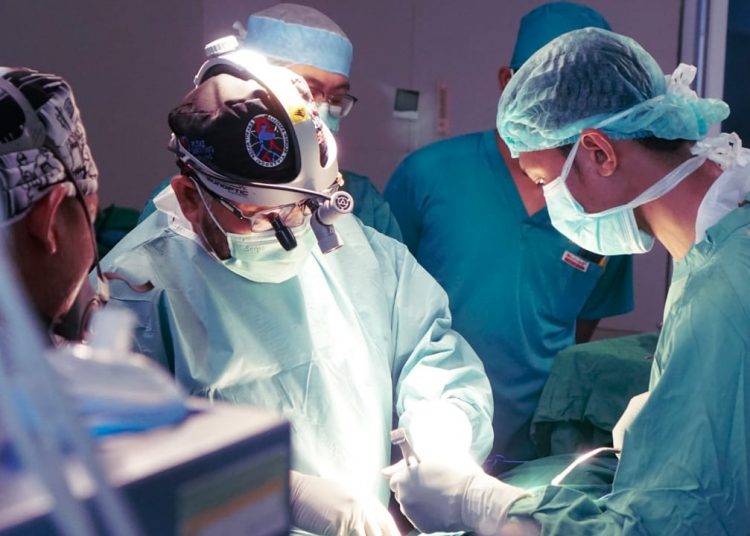 Tim dokter gabungan tengah melakukan operasi jantung terbuka di RSUD Sekayu, Sabtu (17/10). (fornews.co/humas pemkab muba)