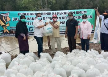 Penyerahan bibit ikan dari Dinas Perikanan Muba kepada masyarakat untuk ditebar di Danau Siarak. (fornews.co/humas pemkab muba)