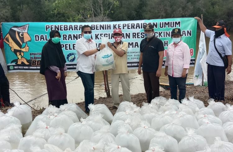 Penyerahan bibit ikan dari Dinas Perikanan Muba kepada masyarakat untuk ditebar di Danau Siarak. (fornews.co/humas pemkab muba)