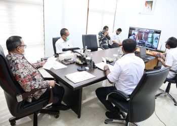 Bupati Muba Dodi Reza Alex saat memimpin Rapat Koordinasi (Rakor) Evaluasi dan Pengendalian Pelaksanaan Pembangunan untuk Triwulan III TA 2020 yang dilaksanakan secara virtual, Senin (19/10). (fornews.co/humas pemkab muba)