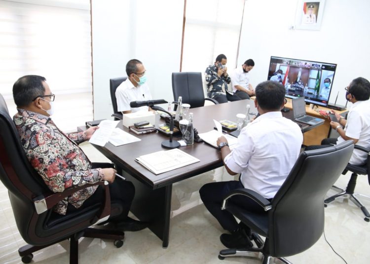 Bupati Muba Dodi Reza Alex saat memimpin Rapat Koordinasi (Rakor) Evaluasi dan Pengendalian Pelaksanaan Pembangunan untuk Triwulan III TA 2020 yang dilaksanakan secara virtual, Senin (19/10). (fornews.co/humas pemkab muba)