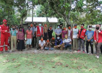 Ketua PMI Muba Beni Hernedi berfoto dengan Suku Anak Dalam di wilayah Kecamatan Bayung Lencir usai edukasi protokol kesehatan, Sabtu (17/10). (fornews.co/humas pemkab muba)