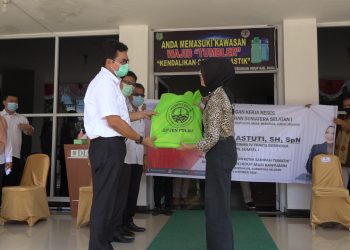 Anggota DPR RI Renny Astuti menyerahkan bantuan APD dari Kementerian LHK RI kepada Kepala DLH Kabupaten Muba, Selasa (20/10). (fornews.co/humas pemkab muba)