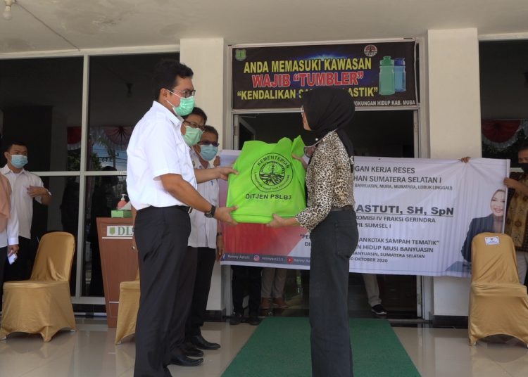 Anggota DPR RI Renny Astuti menyerahkan bantuan APD dari Kementerian LHK RI kepada Kepala DLH Kabupaten Muba, Selasa (20/10). (fornews.co/humas pemkab muba)