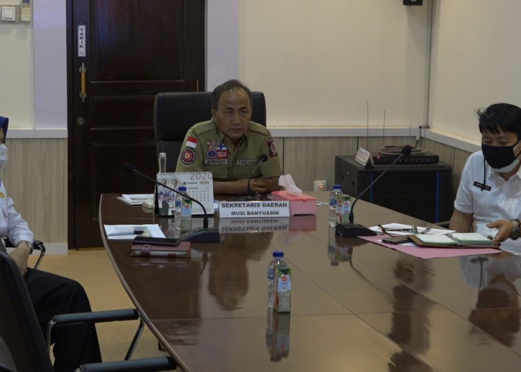 Sekda Muba Apriyadi saat menjadi panelis pada Webinar “Investasi untuk Daya Saing, Saatnya Daerah Jemput Bola” yang digelar secara virtual dari ruang rapat Sekda, Kamis (22/10). (fornews.co/humas pemkab muba)