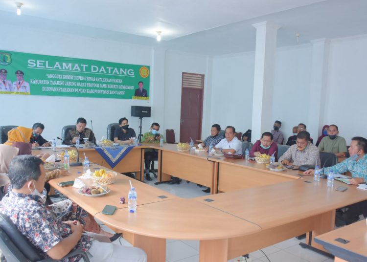 Suasana rapat konsultasi dan koordinasi DPRD Tanjung Jabung Barat soal ketahanan pangan di masa pandemi di Dinas Ketahanan Pangan Kabupaten Muba, Jumat (23/10). (fornews.co/humas pemkab muba)