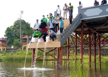Dinas Perikanan bersama Dinas Pariwisata Kabupaten Muba menebar bibit ikan di Danau Ulak Lia Sekayu sebagai upaya restocking ikan, Jumat (23/10). (fornews.co/humas pemkab muba)