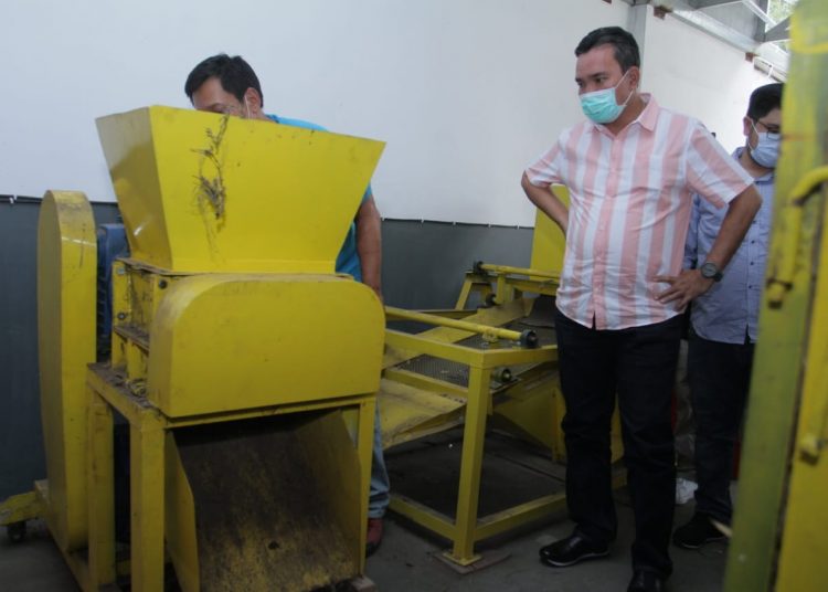 Wakil Bupati Musi Banyuasin Beni Hernedi saat melihat langsung cara keraja mesin pengolahan limbah kelapa sawit di PT Fenomerad Abadi yang berlokasi di Bandung, Jawa Barat, Sabtu (24/10). (fornews.co/humas pemkab muba)