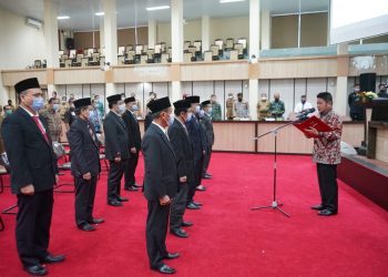 Gubernur Sumsel Herman Deru saat mengukuhkan kepengurusan Dewan Riset Daerah (DRD) Sumsel periode 2020-2022 di Graha Bina Praja (Auditorium) Pemprov Sumsel, Selasa (27/10). (fornews.co/humas provinsi sumsel)