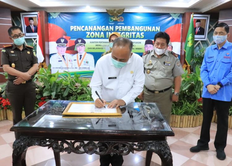 Sekda Muba Apriyadi menandatangani deklarasi Pencanangan Membangun Zona Integritas Menuju WBK dan WBBM pada Kantor Pertanahan Kabupaten Muba, di Auditorium Sekretariat Daerah Muba, Selasa (27/10). (fornews.co/humas pemkab muba)