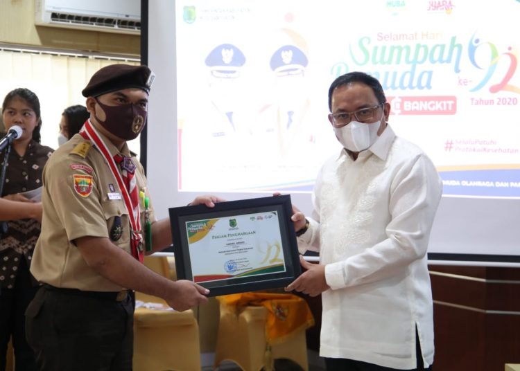 Bupati Muba Dodi Reza Alex menyerahkan penghargaan kepada salah satu pemuda berprestasi Muba pada peringatan Hari Sumpah Pemuda tahun 2020 di Auditorium Pemkab Muba, Rabu (28/10). (fornews.co/humas pemkab muba)
