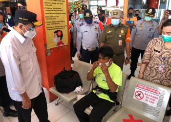 Menhub Budi Karya Sumadi membagikan masker kepada calon penumpang kereta api di Stasiun Pasar Senen, kamis (29/10). (fornews.co/humas kemenhub)