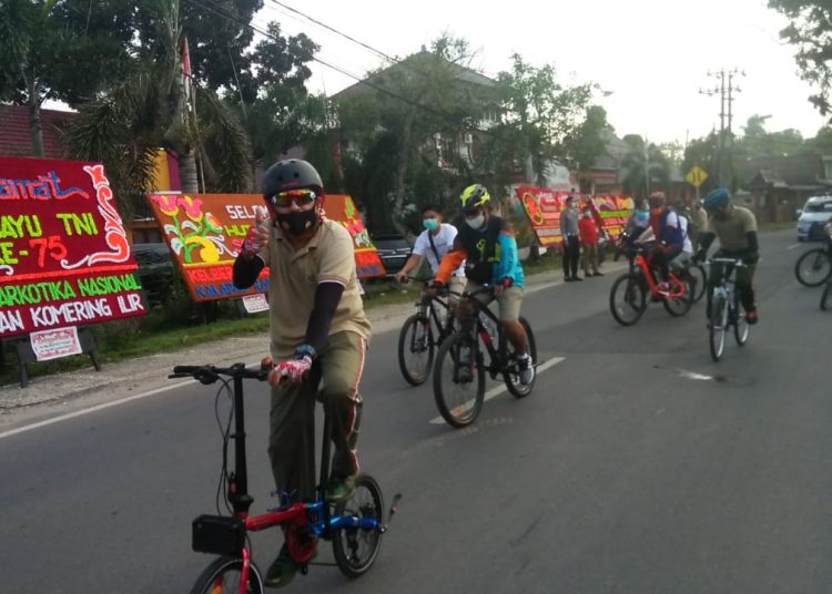 Gowes bersama Kodim 0402/OKI dalam rangka HUT TNI ke-75, Minggu (04/10). (fornews.co / rif)
