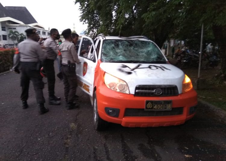 Kondisi mobil yang dirusak oleh massa aksi penolakan UU Cipta Kerja di Palembang. Foto: Alwi Alim
