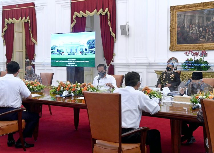 Presiden Joko Widodo saat memimpin rapat terbatas mengenai Rencana Pengadaan dan Pelaksanaan Vaksinasi, di Istana Merdeka, Jakarta, Senin (26/10). (fornews.co/bpmi setpres/rusman)