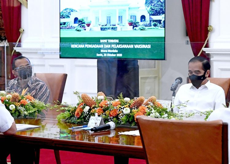 Presiden Joko Widodo saat rapat terbatas mengenai Rencana Pengadaan dan Pelaksanaan Vaksinasi, di Istana Merdeka, Jakarta, Senin (26/10). (fornews.co/bpmi setpres/rusman)
