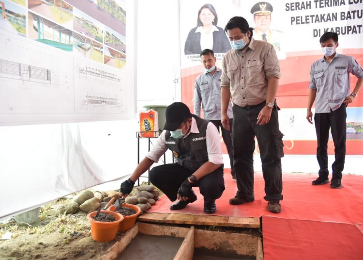 Gubernur Sumsel Herman Deru meletakkan batu pertama renovasi Gelora 10 November PALI, Kamis (12/11). (fornews.co/humas provinsi sumsel)