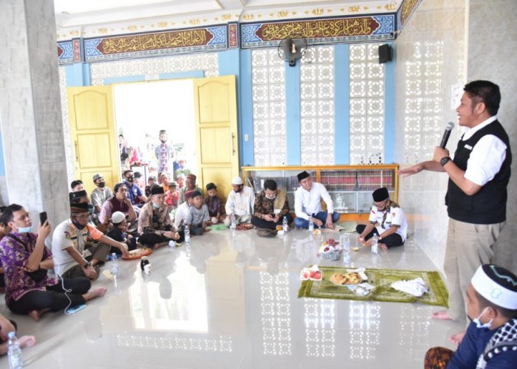 Gubernur Sumsel Herman Deru menyampaikan sambutan pada Safari Jumat di Masjid Al-Halim Komplek Al-Fatah Residence Jalan Tanjung Bakia, Kecamatan Ilir Barat I, Palembang, Jumat (13/11). (fornews.co/humas provinsi sumsel)