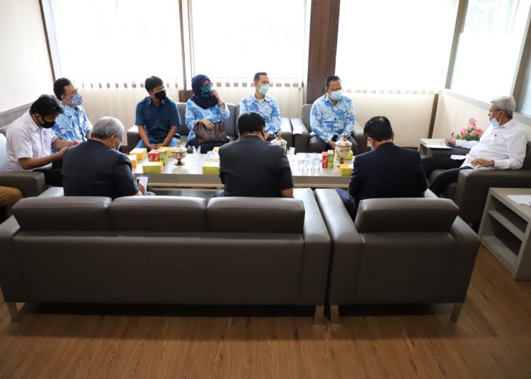 Wakil Gubernur Sumsel Mawardi Yahya saat menerima kunjungan kerja pengurus wilayah Ikatan Guru Indonesia (IGI)  Sumsel di ruang tamu Wakil Gubernur, Kamis (26/11). (fornews.co/humas provinsi sumsel)