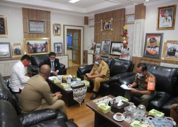 Sekda Sumsel Nasrun Umar saat menerima Deputi Bidkoor Kamtibmas Kemenko Polhukam sekaligus Sekretaris Gugus Tugas Gerakan Indonesia Tertib, Iriyanto, di ruang kerja Sekda Sumsel, Selasa (24/11). (fornews.co/humas provinsi sumsel) 