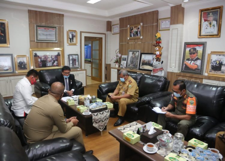 Sekda Sumsel Nasrun Umar saat menerima Deputi Bidkoor Kamtibmas Kemenko Polhukam sekaligus Sekretaris Gugus Tugas Gerakan Indonesia Tertib, Iriyanto, di ruang kerja Sekda Sumsel, Selasa (24/11). (fornews.co/humas provinsi sumsel) 