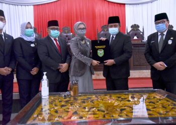 Gubernur Sumsel Herman Deru menyerahkan dokumen KUA-PPAS tahun anggaran 2021 kepada Ketua DPRD Sumsel RA Anita Noeringhati, Senin (23/11). Dokumen KUA-PPAS tersebut telah ditandatangani bersama dengan pimpinan DPRD Sumsel. (fornews.co/humas provinsi sumsel)