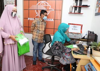 Suasana pelayanan di Agen Pos “La Riecha” yang beroperasi di kawasan Perumahan Margahayu Kencana, Bandung. (fornews.co/pos indonesia)