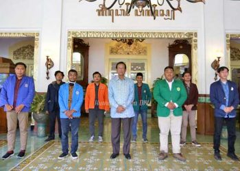 SRI Sultan Hamengku Buwana X foto bersama sejumlah mahasiswa BEM DIY di Komplek Kepatihan. (foto humas pemrov diy)