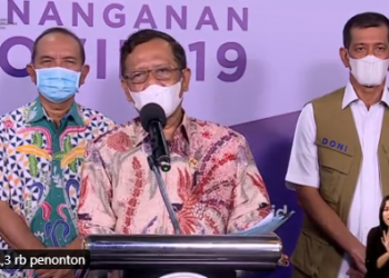 Menko Polhukam Mahfud MD menyampaikan keterangan pers mengenai sikap pemerintah terhadap penolakan tracing COVID-19 oleh pimpinan FPI M Rizieq Syihab di Media Center Satgas COVID-19, Graha BNPB, Jakarta, Minggu malam (29/11). (fornews.co/ss/twitter bnpb)
