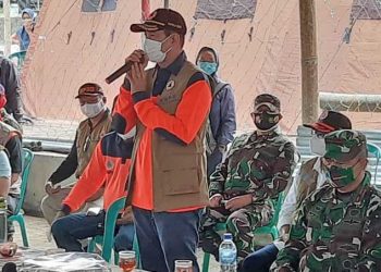 KEPALA BNPB, Doni Monardo, harus memastikan penanganan pengungsi di Kabupaten Boyolali, tetap menerapkan dan mematuhi protokol kesehatan. (foto bnpb/adji)