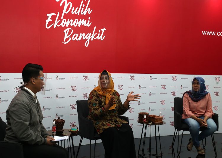 Suwanti pengusaha UMKM kerajinan tangan (tengah) dan Iis Suminar, pengusaha UMKM kuliner pecel lele dan gado-gado menjadi pembicara dalam dialog produktif bertema Pejuang ekonomi garis depan wirausahawan usaha mikro di Jakarta, Senin (09/11). (fornews.co/kcp pen)