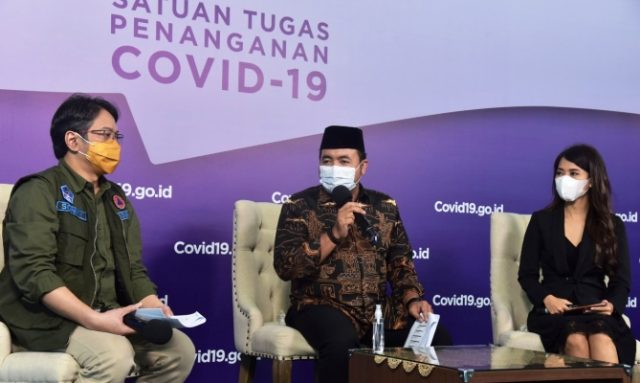 Anggota Bawaslu M Afifuddin (tengah) saat menjadi narasumber dalam diskusi yang digelar Badan Nasional Penanggulangan Bencana (BNPB) terkait Perkembangan Pelaksanaan Pilkada Serentak 2020, di Jakarta, Rabu (25/11). (fornews.co/stpc19)