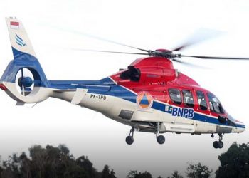 HELIKOPTER jenis Dauphin yang disiagakan BNPB untuk aktivitas pemantauan erupsi Gunung Merapi. (foto bnpb/danung arifin)