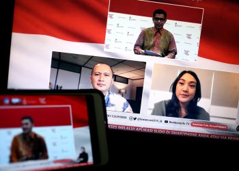 Stafsus Menteri Koperasi UKM, Fiki Satari,  bersama Co-Founder dan CEO Credibook, Gabriel Frans, (Pemenang I Pahlawan Digital UMKM 2020) dan  Penggagas Pahlawan Digital UMKM, Putri Tanjung, berdiskusi dalam dialog produktif bertema Pahwalan Digital Pendukung UMKM di Jakarta, Rabu (11/11). (fornews.co/kcp pen)