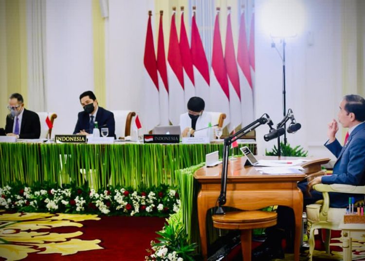 Menteri BUMN Erick Thohir saat mendampingi Presiden Jokowi menghadiri pertemuan WEF secara virtual dari Istana Kepresidenan Bogor, Jawa Barat, Rabu (25/11). (fornews.co/bpmi setpres/muchlis jr)