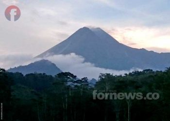 GUNUNG Merapi terlihat dari Yogyakarta. (foto fornews.co/adam)