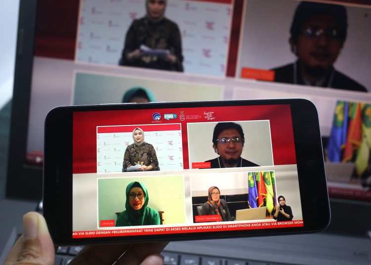 Tiga tenaga pendidik penerima manfaat BSU, Wenny (Guru di Rangkasbitung), Sri Murni (Dosen di Lampung), dan Arya (Guru di Jakarta Timur) dalam Dialog Produktif menyambut Hari Guru Nasional dengan tema “Mendukung Para Pendidik Tetap Berkarya” yang diselenggarakan Komite Penanganan COVID-19 dan Pemulihan Ekonomi Nasional (KPCPEN), Rabu (25/11). (fornews.co/kpcpen)