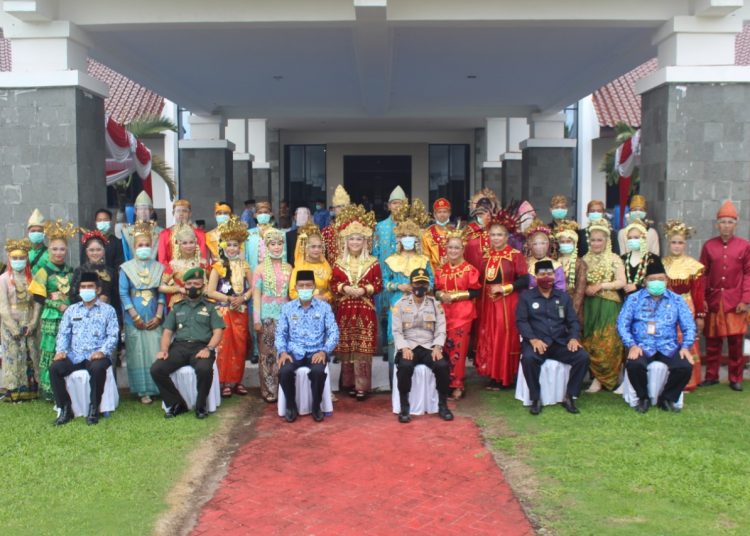 Foto bersam Wakil Bupati OKI, H M Dja'far Shodiq foto bersama usai peringatan hari sumpah pemuda di lingkungan Pemkab OKI, Senin (02/11). (Diskominfo OKI)
