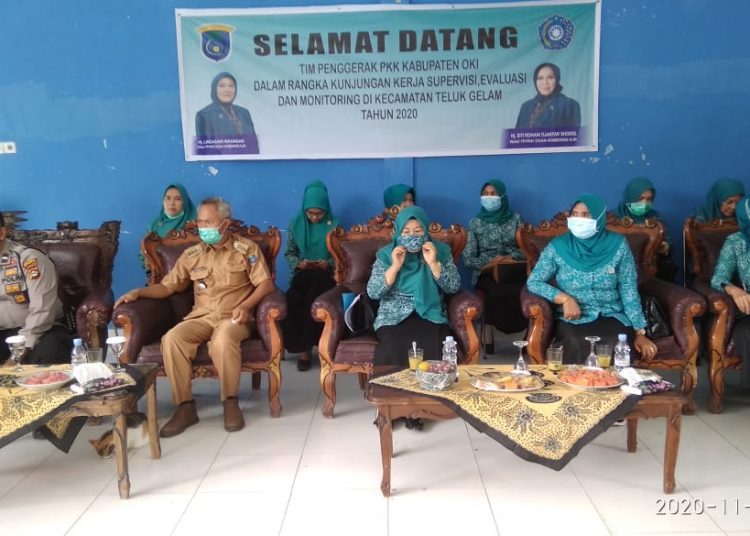 Kegiatan monitoring dan evaluasi TP PKK Kabupaten OKI di Kecamatan Teluk Gelam, Selasa (03/11). (IST)