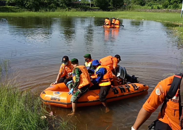 Simulasi evakuasi korban banjir di danau buatan di Komplek Perkantoran Pemkab OKI, Senin (09/11). (fornews.co / rif)