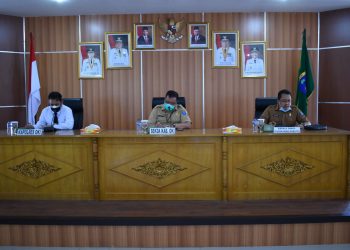 Sekda OKI, H Husin saat memimpin rapat di Ruang Rapat Bende Seguguk I, Senin (09/11). (Diskominfo OKI)