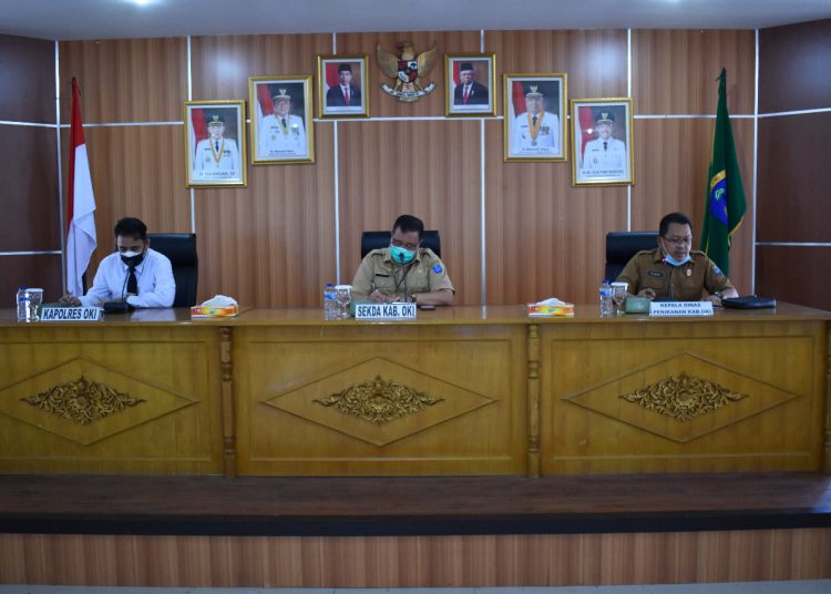Sekda OKI, H Husin saat memimpin rapat di Ruang Rapat Bende Seguguk I, Senin (09/11). (Diskominfo OKI)